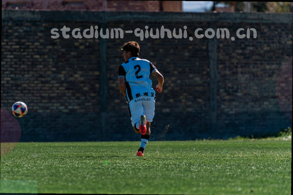 客厅投影上显示主客队标签与家庭观看清单的观赛场景，人物不露正脸
